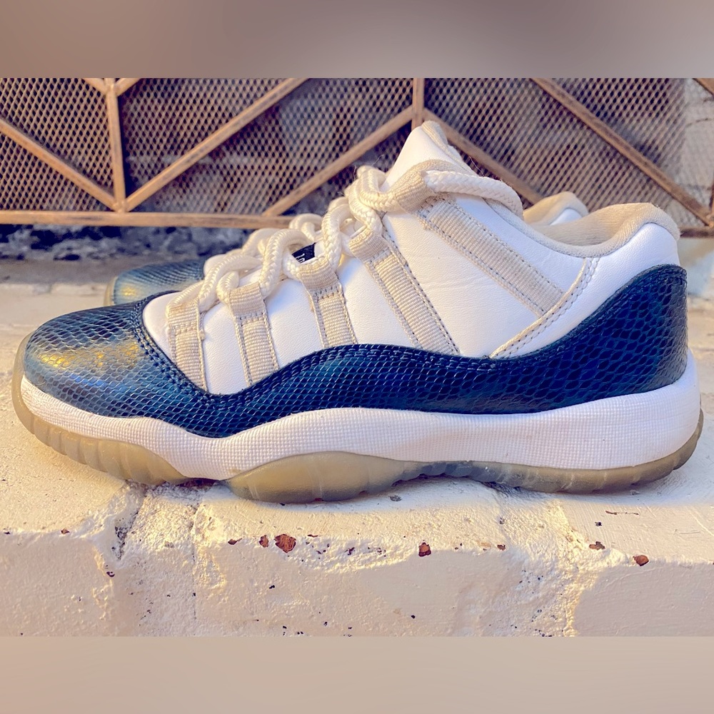 Nike Air Jordan 11 Retro Low LE GS Navy Blue White Snakeskin Sz 6.5Y CD6847-102.